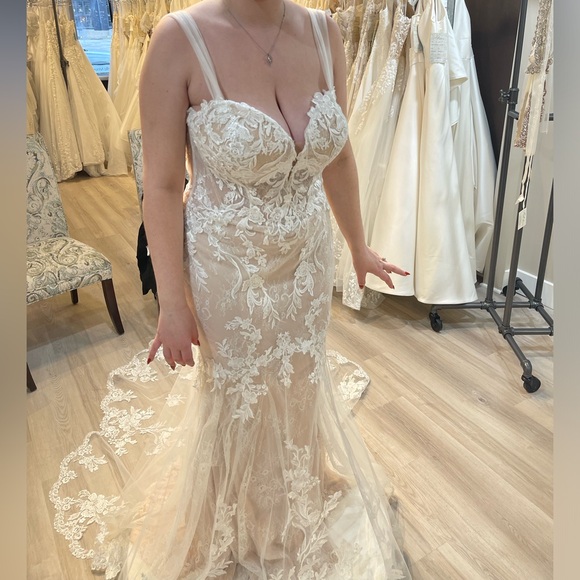 Evangeline Elysee wedding dress - Picture 5 of 7